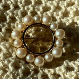 Elegant signed Monet Gold and Cream Faux Pearls Brooch